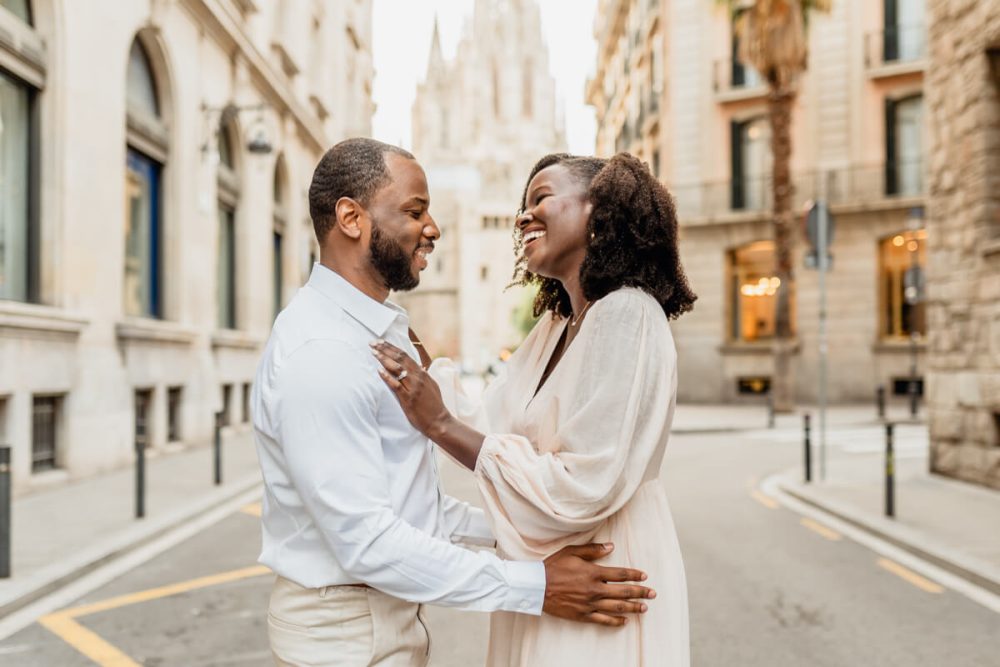 Couple photo session in Cathedral Barcelona