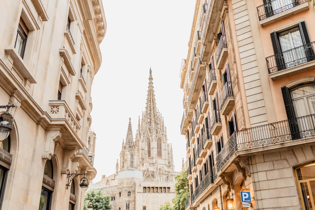 Photo session in Cathedral Barcelona