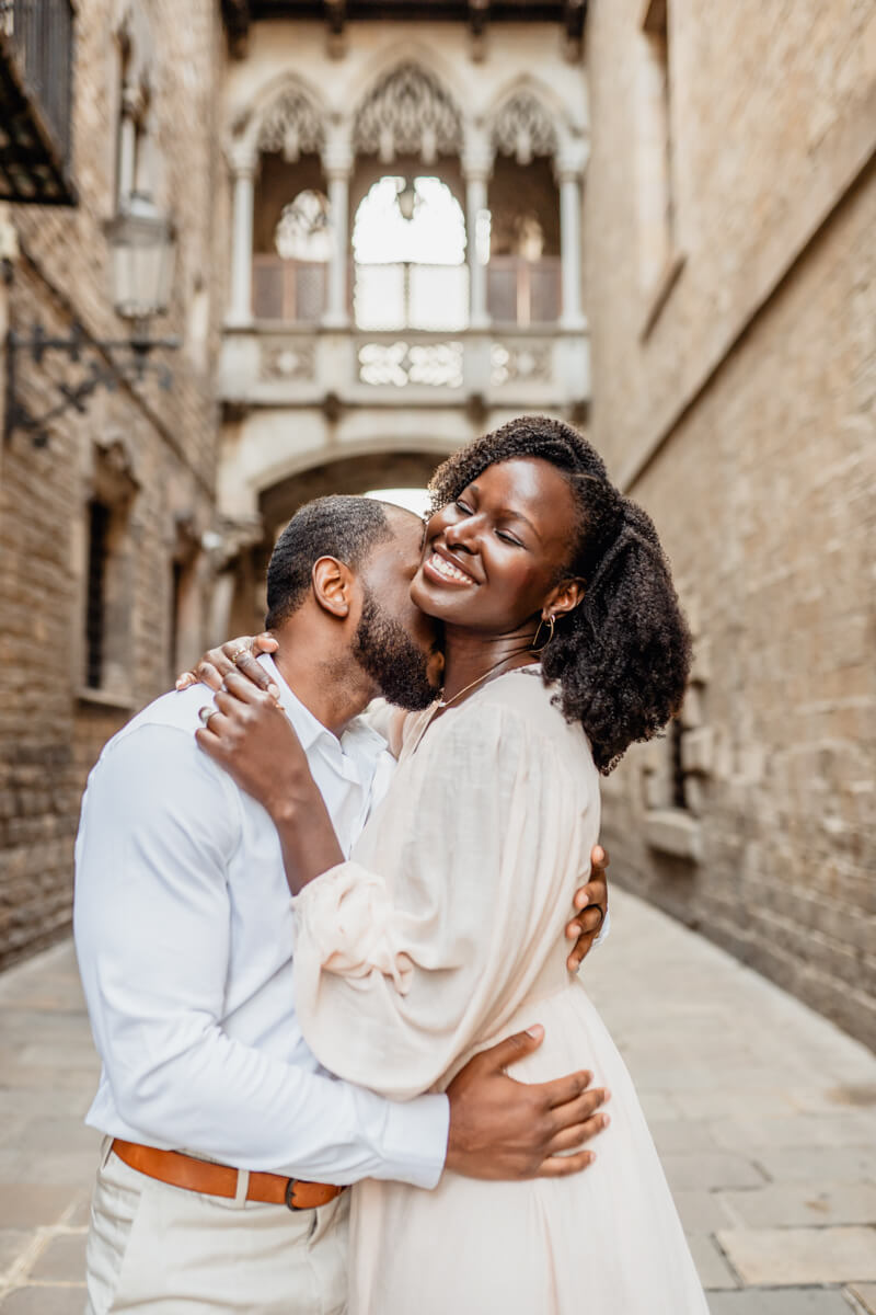 Romantic photoshoot in Gothic Quarter