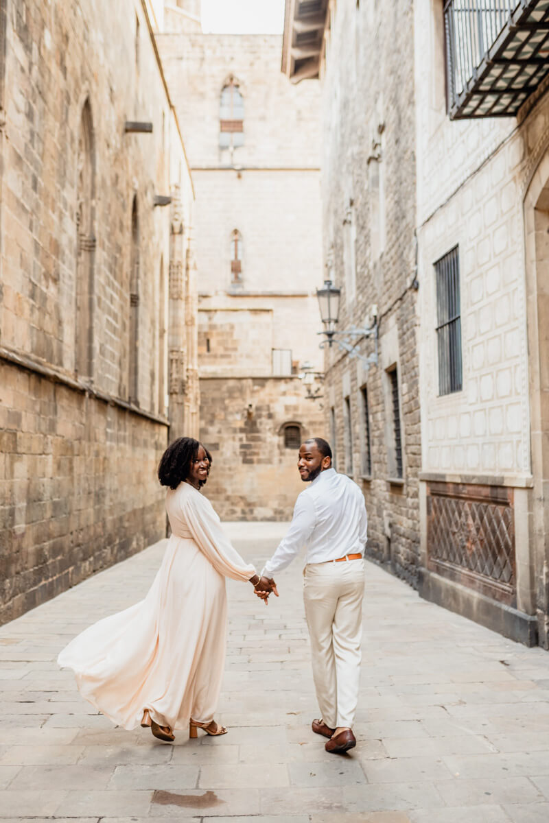 Romantic photoshoot in Gothic Quarter