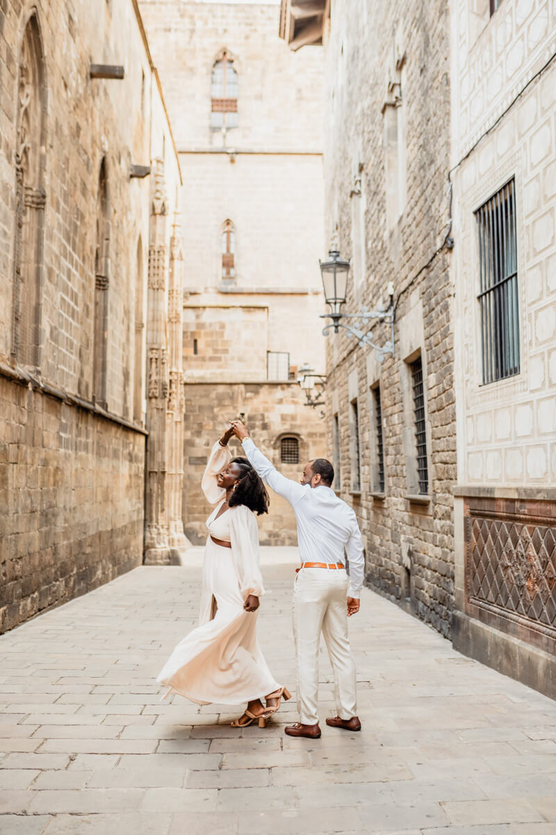 Romantic photoshoot in Gothic Quarter