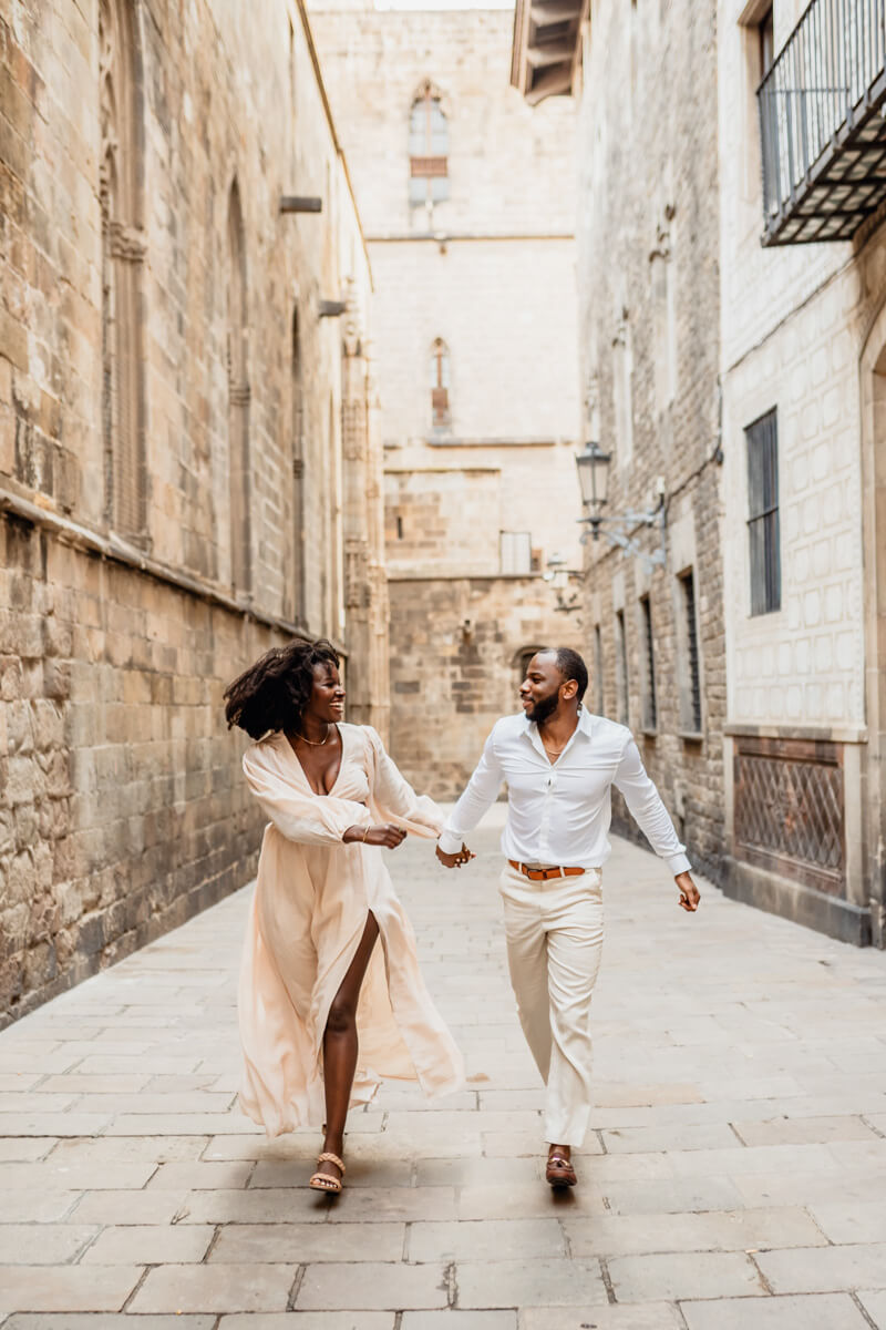 Romantic photoshoot in Gothic Quarter