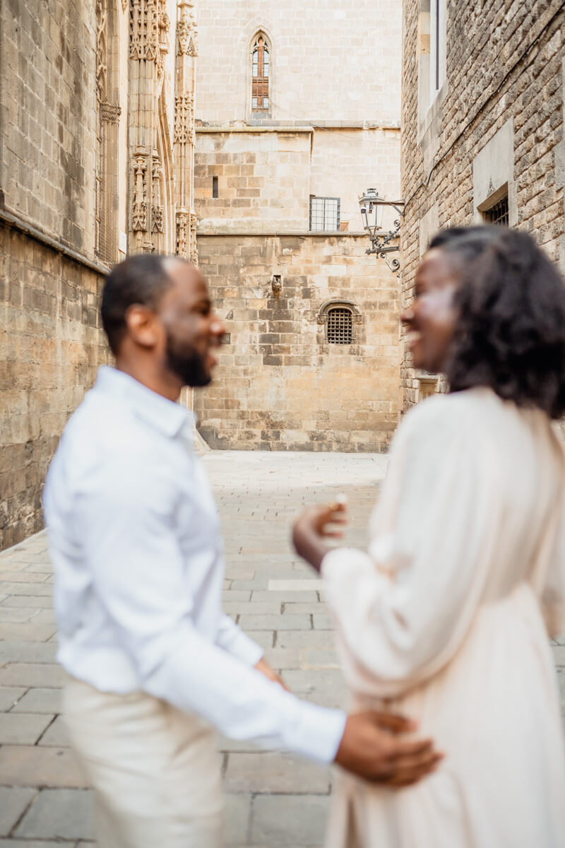 Romantic photoshoot in Gothic Quarter