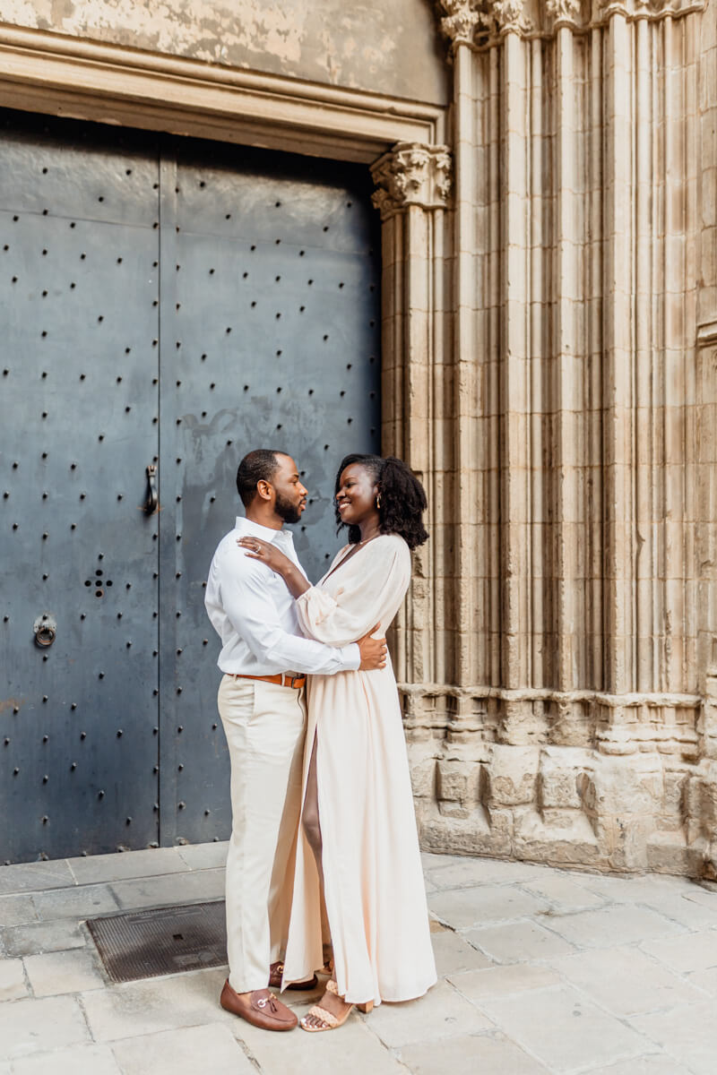 Couple photo session in Cathedral Barcelona