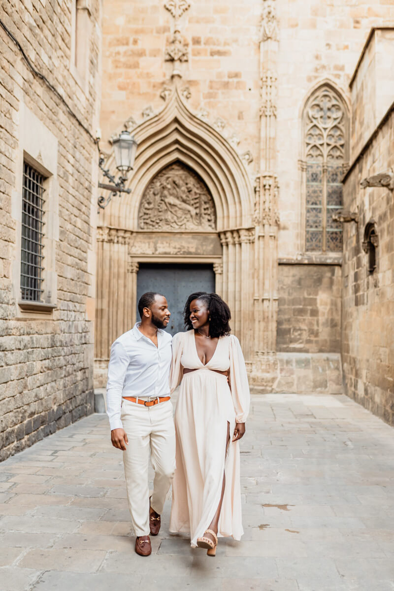 Couple photo session in Cathedral Barcelona